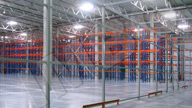 Customs license warehouse with high level stacking